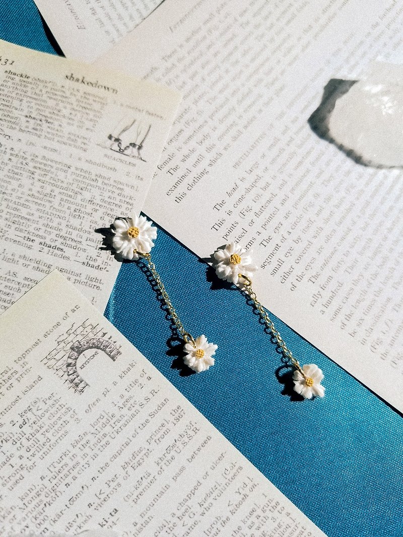 Double Daisy Flower Polymer Clay Dangle Earrings/Clip On Earrings - ต่างหู - ดินเผา ขาว