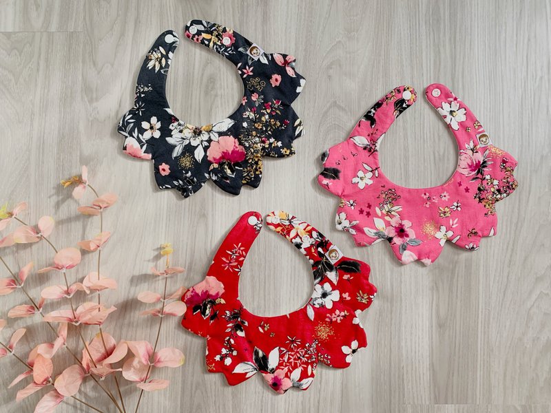 花開富貴燙金小四喜 圍兜兜 口水巾 三入彌月組 - 圍兜/口水巾 - 棉．麻 