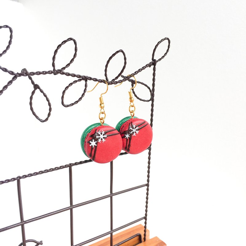 Snowflake Macaron--Christmas (Red and Green) Earring Single Dessert Ornament Christmas Exchange Gift - ต่างหู - ดินเหนียว สีแดง