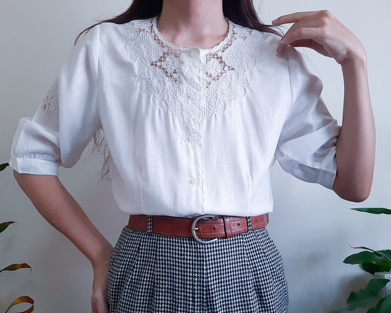 1970s White Ivory Hand Embroidered Blouse Cutwork Embroidered Blouse Size M - เสื้อเชิ้ตผู้หญิง - เส้นใยสังเคราะห์ ขาว