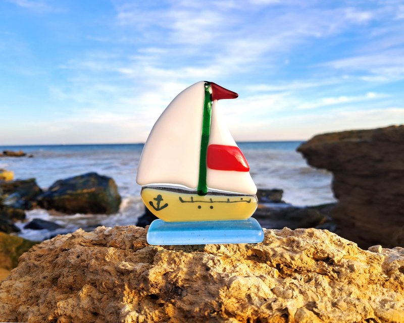 Fused glass sailboat, desktop souvenir, gift boat, little yacht - 擺飾/家飾品 - 玻璃 多色