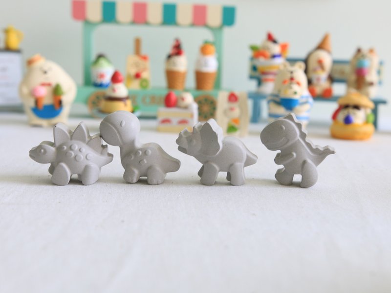 Super Q Dinosaur Family Cement Magnets Set of Four Diffusing Stone Christmas Gift - ของวางตกแต่ง - ปูน สีเทา