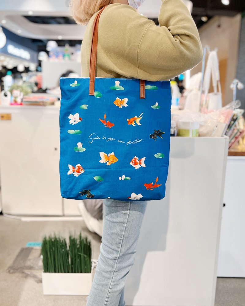 Goldfish Print Cotton Bag - กระเป๋าถือ - ผ้าฝ้าย/ผ้าลินิน สีน้ำเงิน