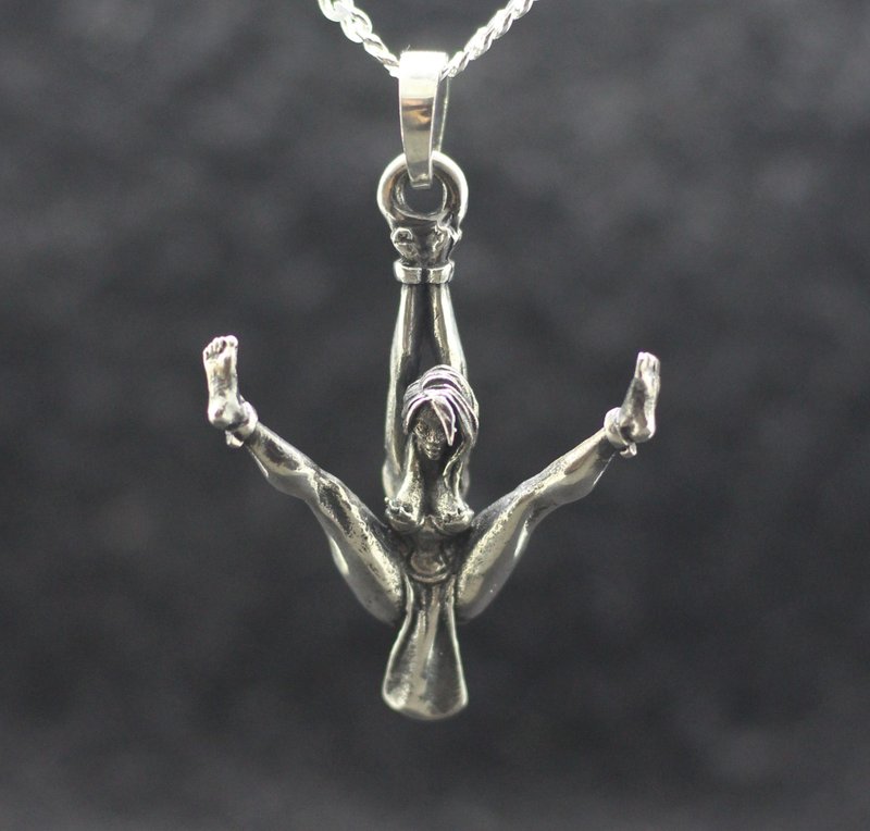 大人のジュエリー。プリンセスのような女性のエロティックなフィギュアジュエリーペンダント。シルバー製エロティック - ネックレス - スターリングシルバー シルバー