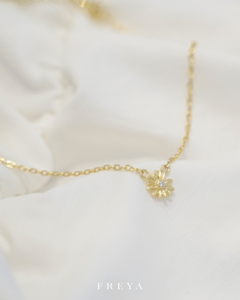 FREYA Solitaire Daisy Necklace - สร้อยคอ - เครื่องประดับ สีทอง