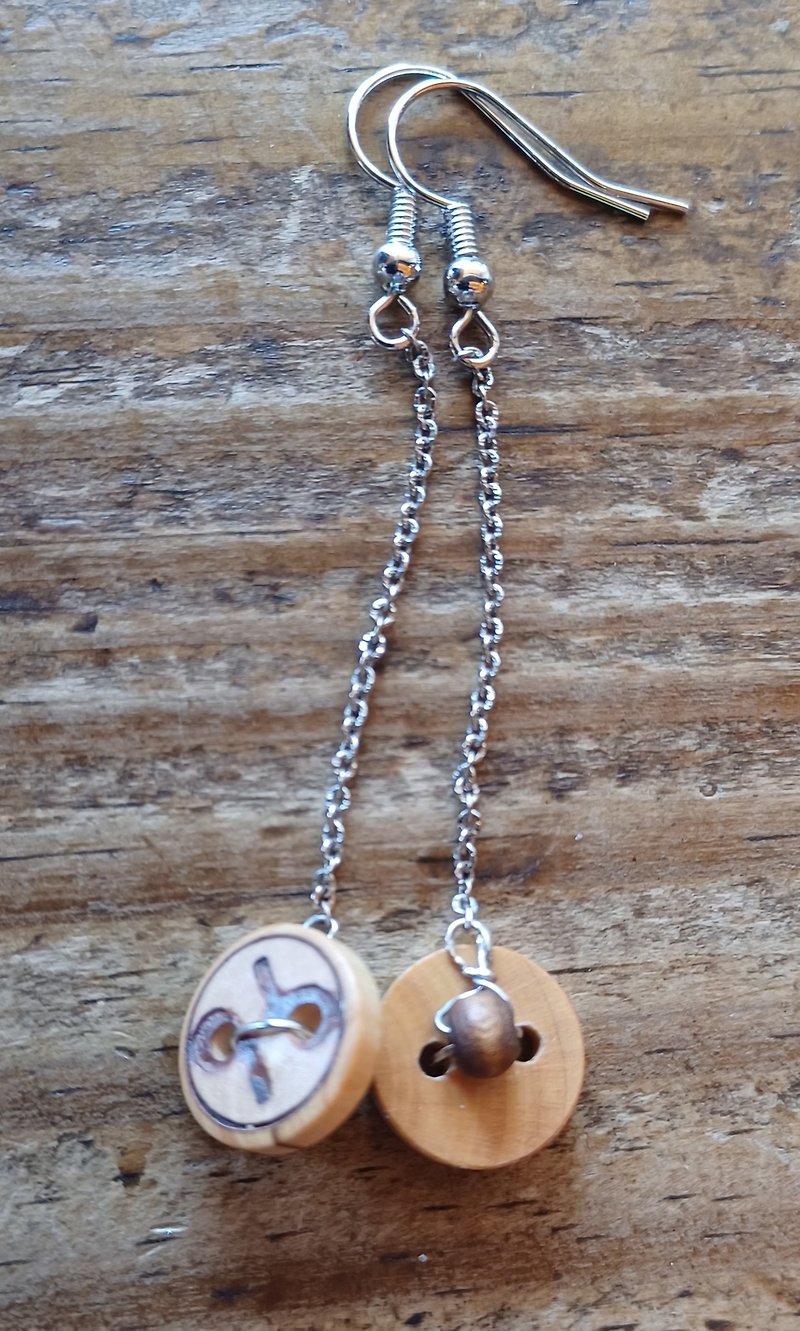 The wooden bead double-face earrings