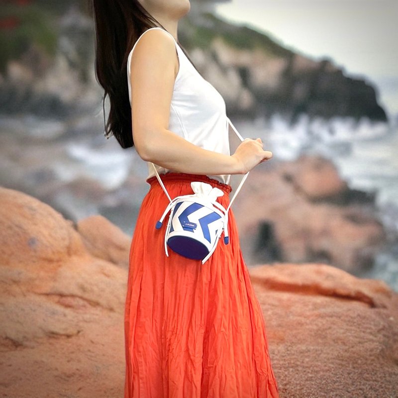 C for Circle 藍色小號斜挎皮袋 水桶包 束口袋 斜背包 - 束口袋/束口背包/水桶包 - 環保材質 藍色