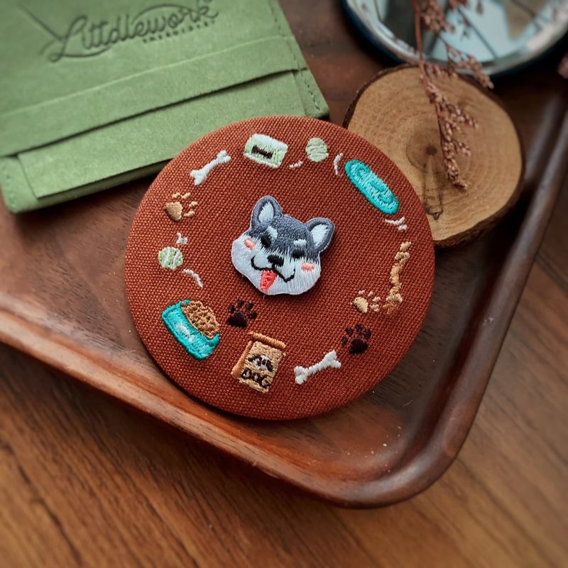 【選圖客製】 刺繡馬口鏡(附麂皮袋) - 小狗汪汪 - 彩妝刷具/鏡子/梳子 - 棉．麻 多色