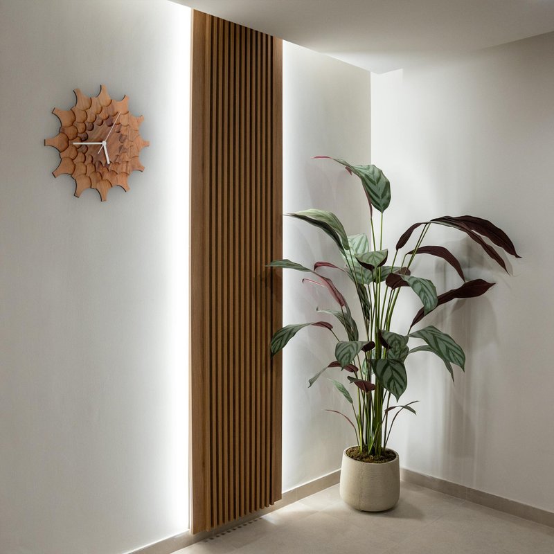 Cogwheelウォールナット - アメリカンウォールナットのベニヤ板で作られたユニークでスタイリッシュな壁掛け時計、壁アート - 時計 - 木製 ブラウン