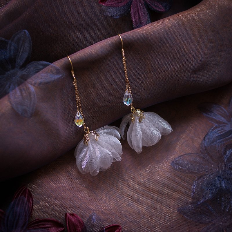Nephele | Cloud Inspired Celestial Crystal Fabric Flower Dropping Earring - ต่างหู - คริสตัล ขาว