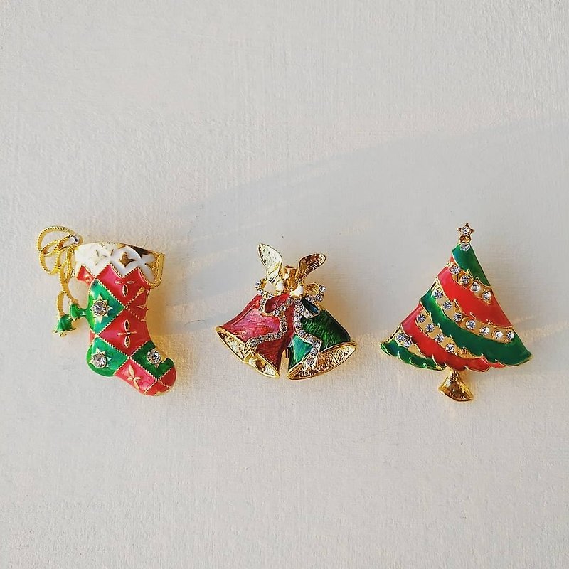 [Seasonal Sale] American Antique Ornament Christmas Pin-Christmas Tree/Christmas Bells/Christmas Stockings - เข็มกลัด/พิน - โลหะ หลากหลายสี