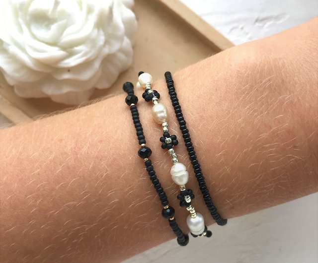 Black daisy bracelets set. Flower seedbeaded bracelet. Pearl cute