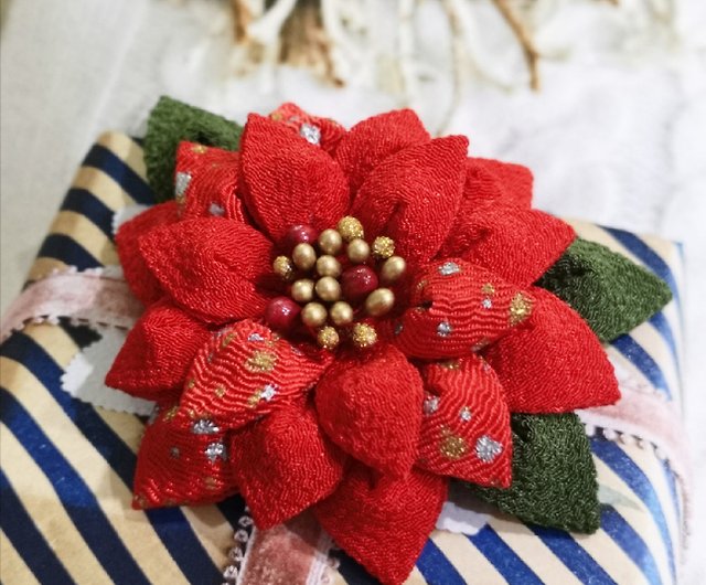 Christmas and New Years Limited] [Christmas Gift Box] [Finework] Poinsettia  Brooch - Shop yingshandicraftstudio Brooches - Pinkoi