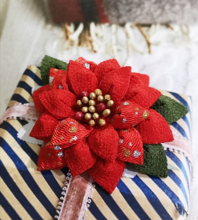 [Christmas and New Years Limited] [Christmas Gift Box] [Finework] Poinsettia Brooch - Brooches - Other Materials Red