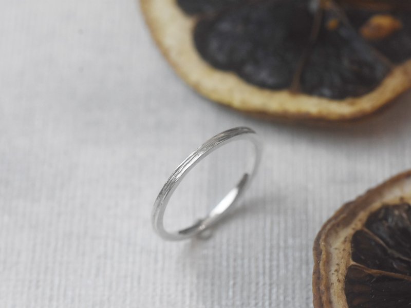 Textured wood grain thin hoop ring | Thin ring 925 sterling silver stacking ring lover gift Christmas gift - แหวนทั่วไป - เงินแท้ สีเงิน