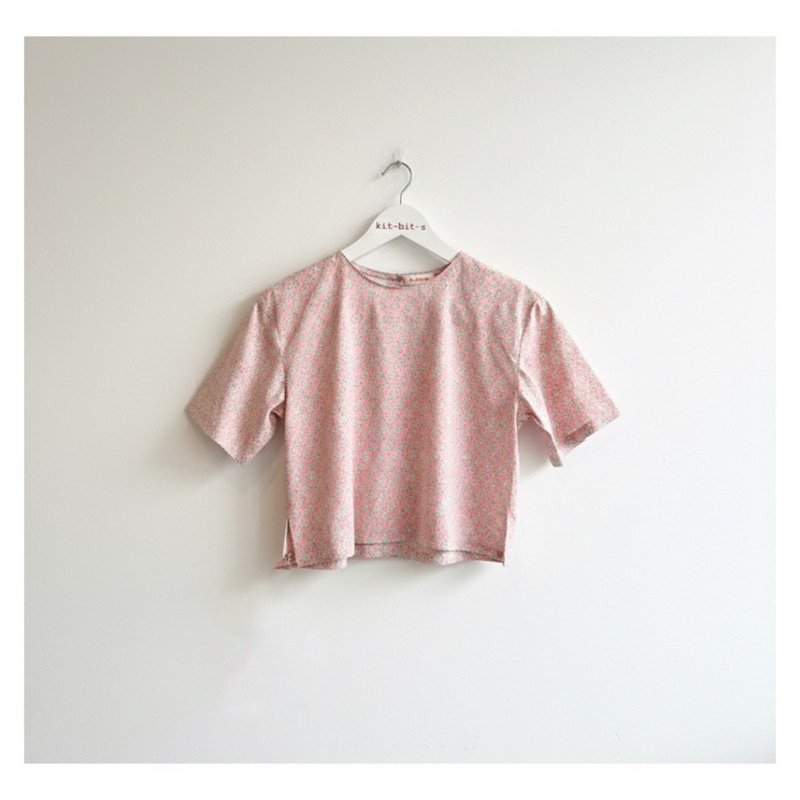 簡約合身腰線上衣，帶有淺粉色碎花圖案。 - 女上衣/長袖上衣 - 棉．麻 粉紅色