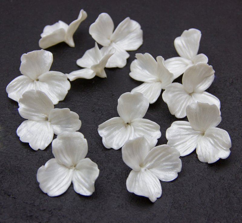 Pearl flower beads 2.5cm, 3.5cm Beads for jewelry making, Floral beads - 零件/散裝材料/工具 - 塑膠 白色