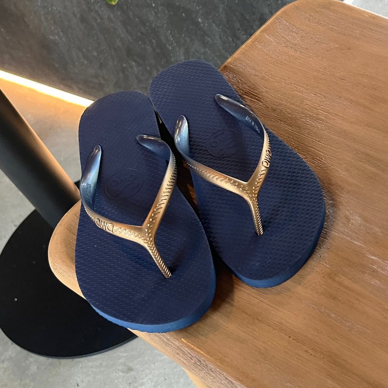 Glint gradient gold navy blue anti-breakage reinforced shoelaces women's flip-flops slippers MIT QWQ - Slippers - Rubber Blue