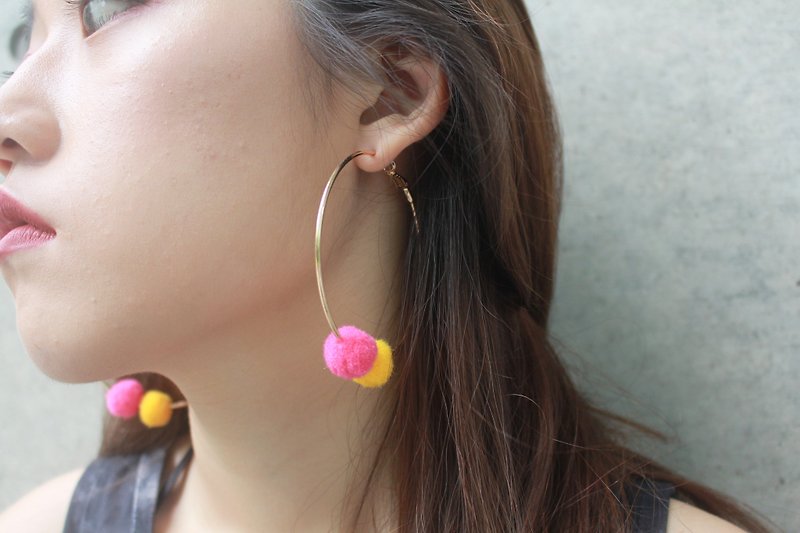Bubble ring earrings (large) peach - ต่างหู - โลหะ สีเหลือง