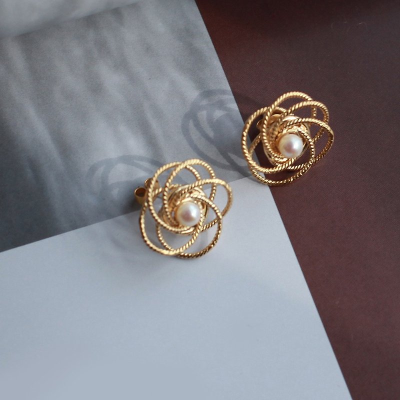 Miss Queeny Princess Mandala Vintage Gold Petal Pearls Stud Earrings - Earrings & Clip-ons - Other Metals Gold