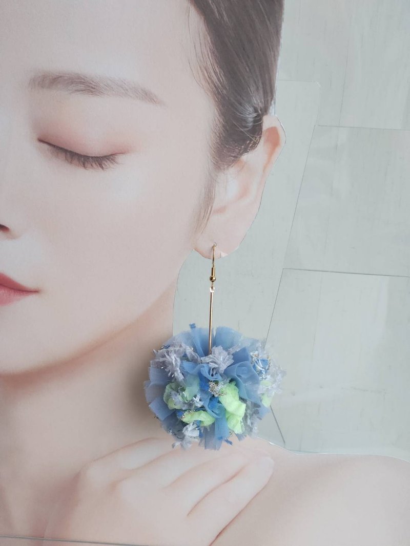 Long hanging silk earrings cotton candy - ต่างหู - ไฟเบอร์อื่นๆ สีเทา