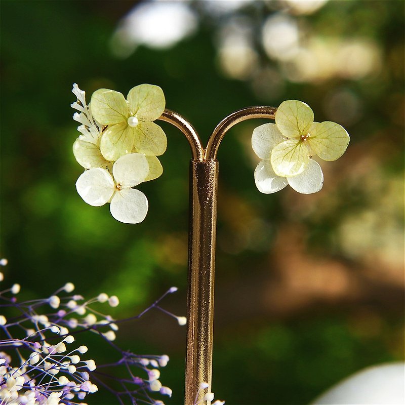 原創 |日式庭院風格 淡綠白色繡球永生花簇不對稱925純銀耳釘 - 耳環/耳夾 - 植物．花 綠色