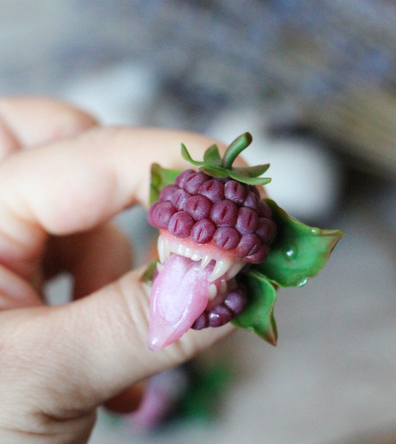 Raspberry brooch Creepy jewelry - 胸針 - 黏土 紅色