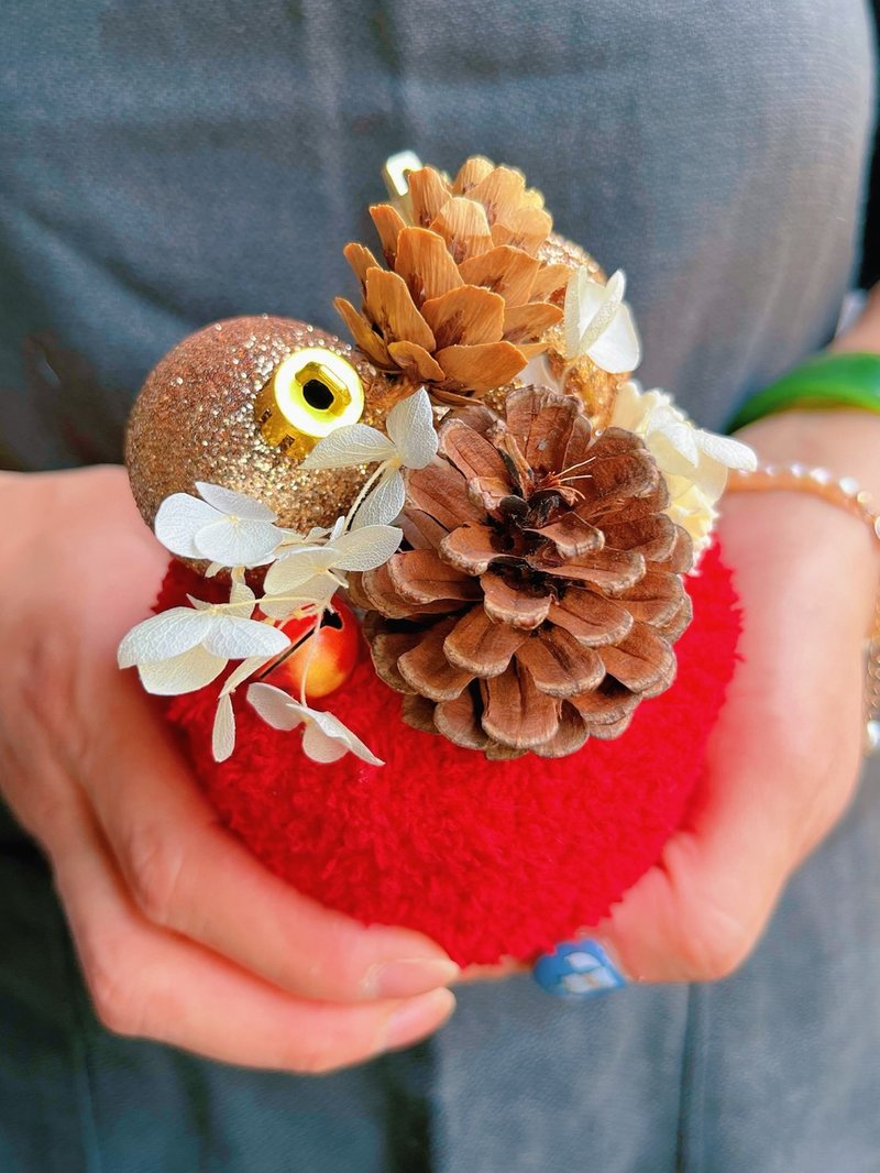 VERNITA Golden Bloom Cake Flower Gift • A Floral Blessing That Lasts - ช่อดอกไม้แห้ง - วัสดุอื่นๆ สีแดง