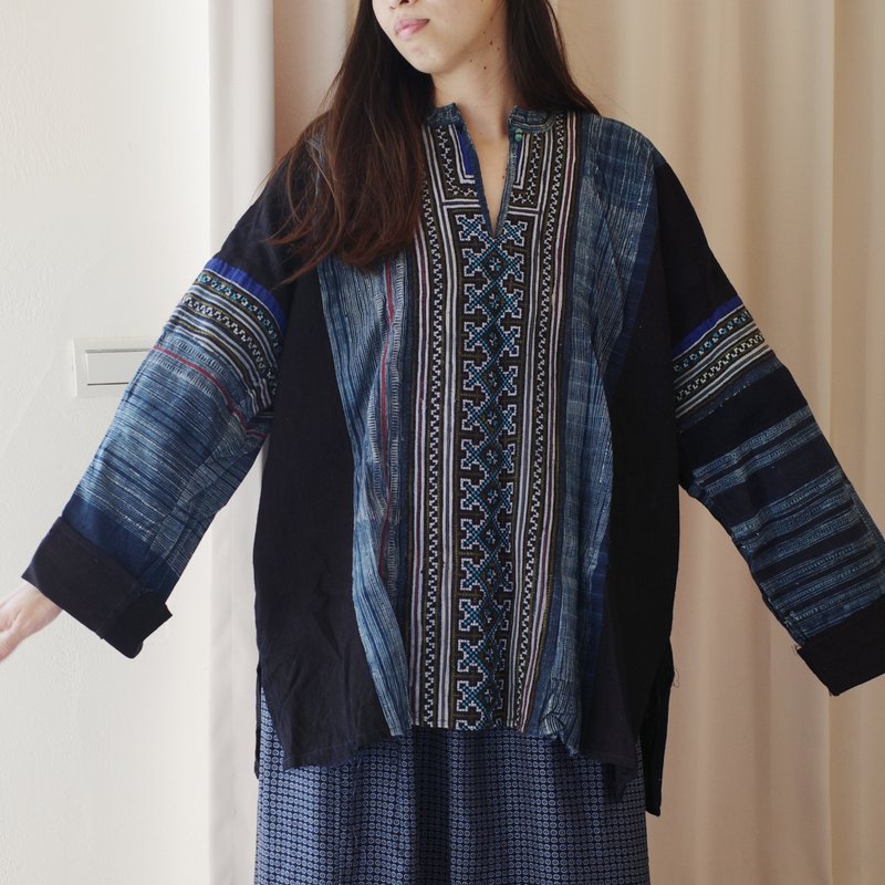 Vintage 黑苗族手工刺繡藍染老布拼接上衣 - 男 T 恤 - 棉．麻 