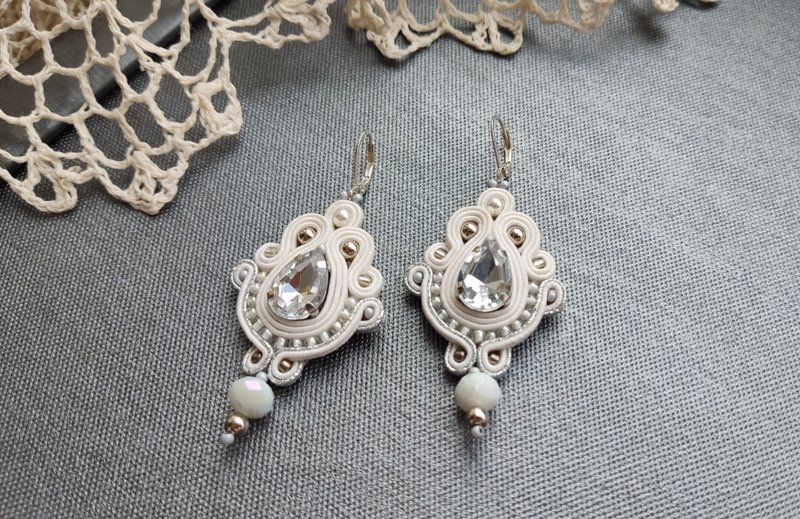 新娘耳環 Wedding Earrings White Silver Bridal beaded rhinestone soutache embroidered - Earrings & Clip-ons - Crystal White