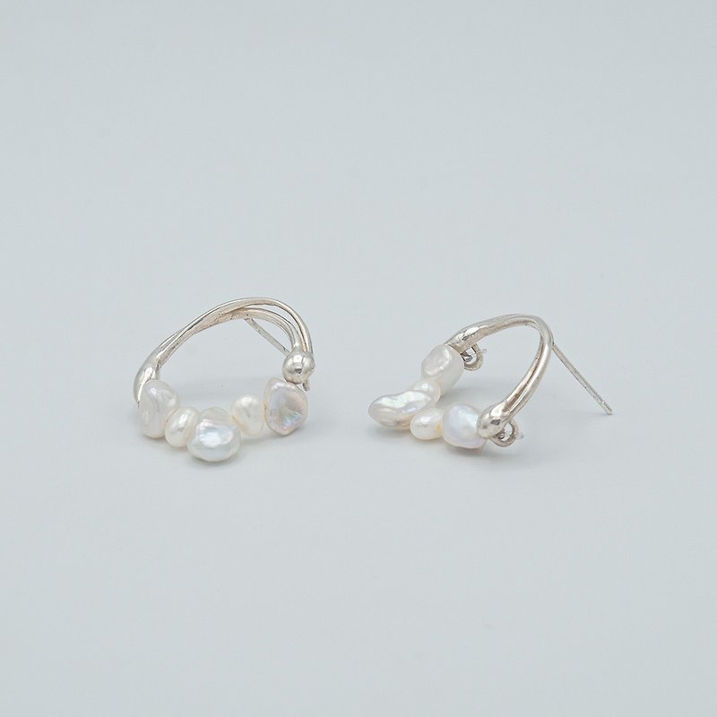 Plentiful pearls 鏡花水月 環形珍珠耳飾 - 耳環/耳夾 - 珍珠 白色