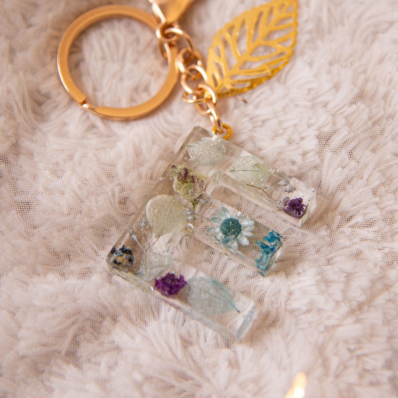 Gift box included [Quiet] Clear Blue Preserved Flower Dried Flower Letter Keychain/Mother’s Day Gift - ที่ห้อยกุญแจ - เรซิน สีน้ำเงิน