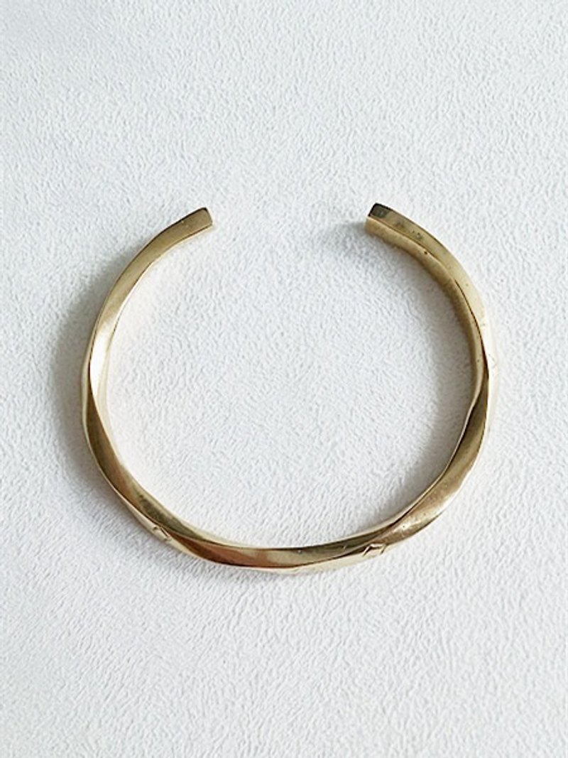 扭轉・手環 C字款 黃銅【AZB1601】 - 手鍊/手環 - 其他金屬 黃色