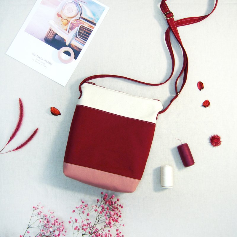 Handmade Small Traveling Square Bag Shoulder Bag - Berry Red - กระเป๋าแมสเซนเจอร์ - ผ้าฝ้าย/ผ้าลินิน สีแดง