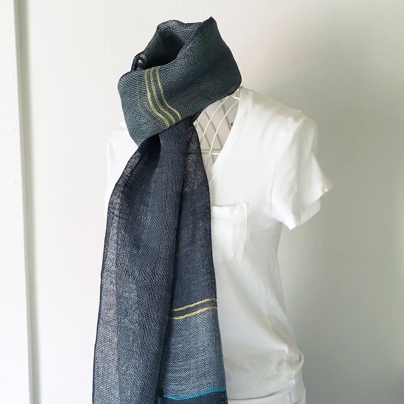 【Belgian linen: all season】 Unisex: hand-woven stole "Deep Blue Mix 3" - ผ้าพันคอ - ผ้าฝ้าย/ผ้าลินิน สีน้ำเงิน