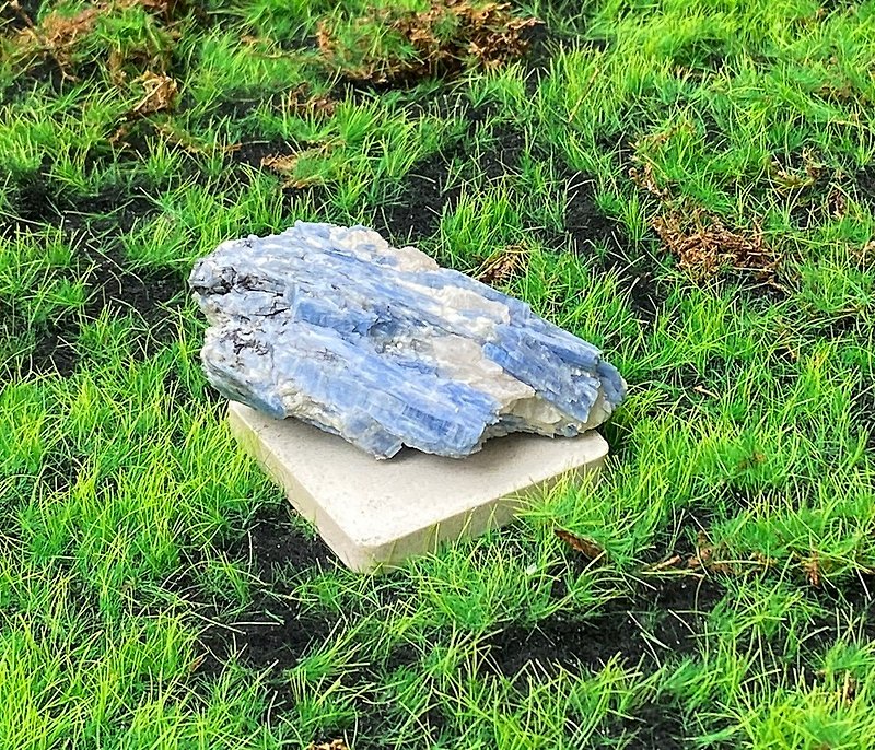 Natural raw ore sky blue kyanite symbiotic white Stone and black tourmaline and phlogopite fast shipping - ของวางตกแต่ง - คริสตัล หลากหลายสี