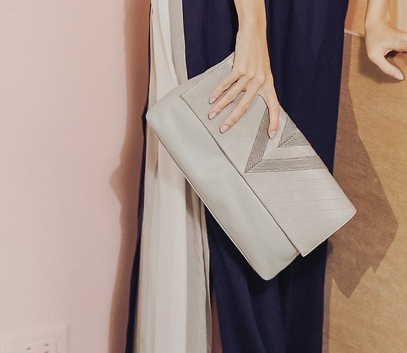Slanted leather block color matching hand shoulder and shoulder dual-use bag gray - กระเป๋าแมสเซนเจอร์ - หนังแท้ สีเทา