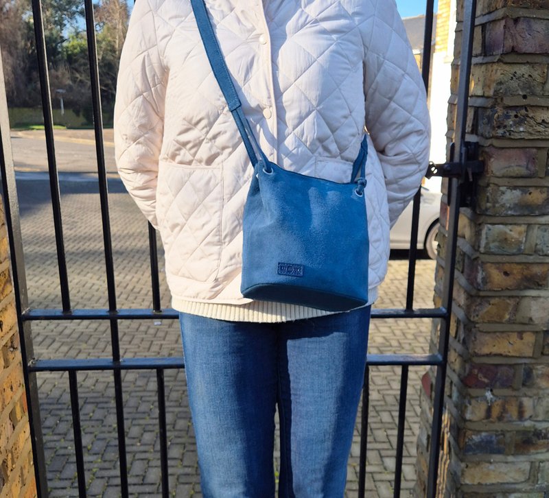 Blue leather bucket bag. - 束口袋/束口背包/水桶包 - 真皮 藍色