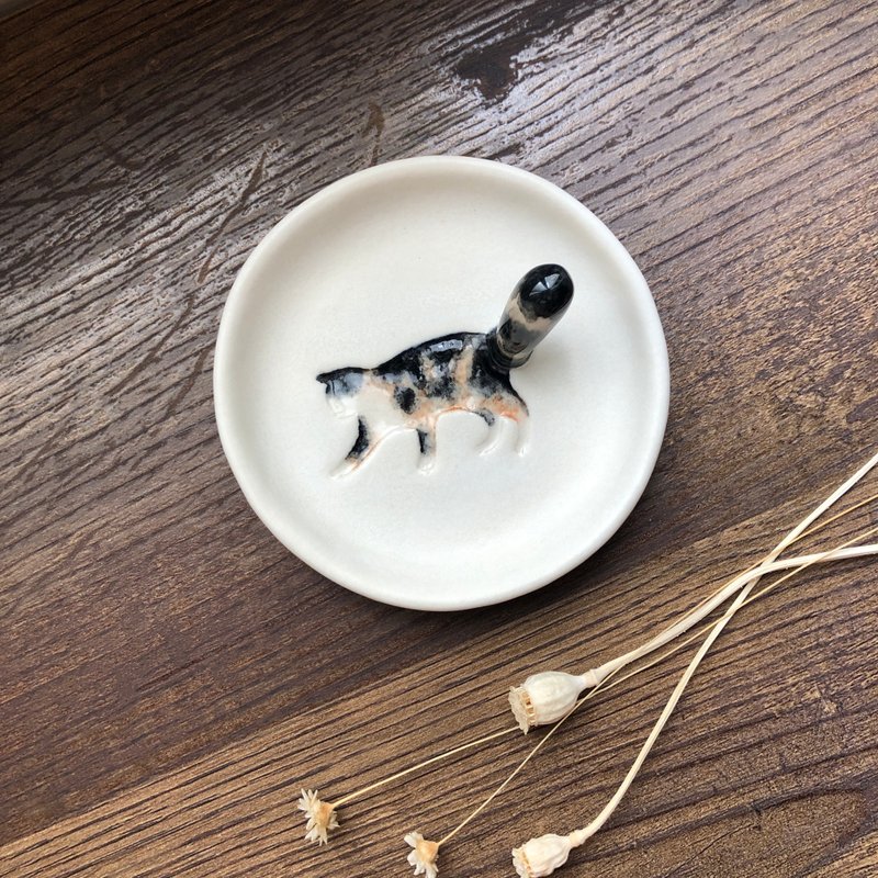 Upturned Tail Series/Handmade Ceramic Jewelry Plate/Calico Cat - ของวางตกแต่ง - เครื่องลายคราม หลากหลายสี