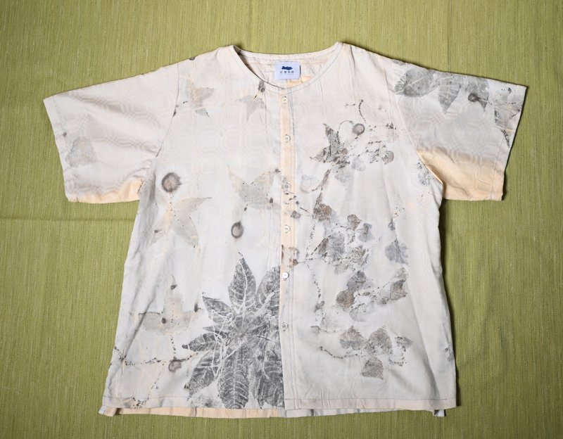 EcoPrint floral and leaf pad printing-short-sleeved shirt - Men's Shirts - Cotton & Hemp Khaki