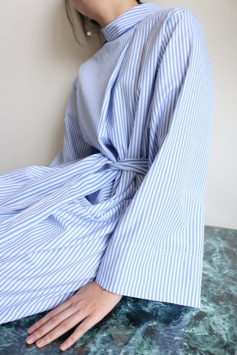 Minimalist cut stripes light blue and white straps wide-sleeved dress (can be made maternity) - ชุดเดรส - ผ้าฝ้าย/ผ้าลินิน 