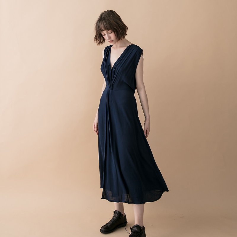 Twist front sleeveless midi dress - Navy - ชุดเดรส - ผ้าฝ้าย/ผ้าลินิน สีน้ำเงิน