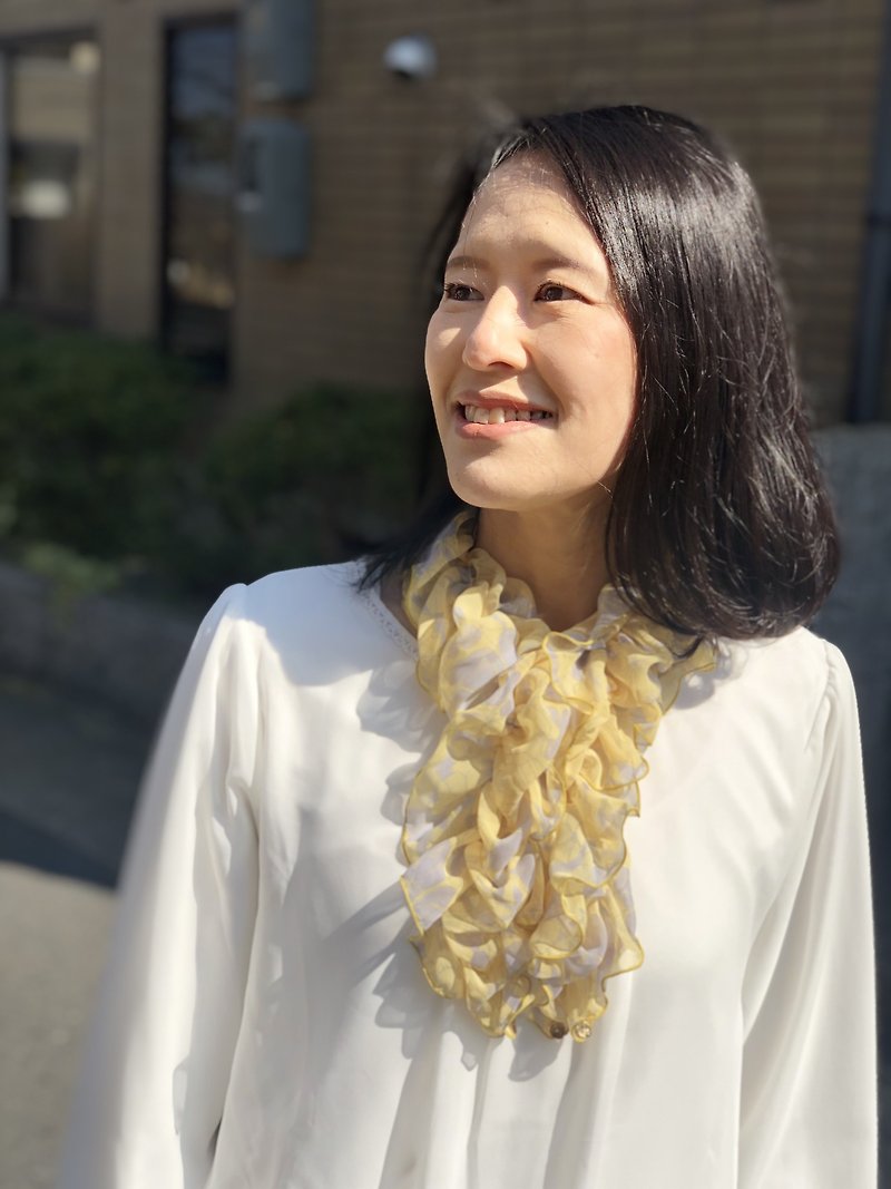 Ballett Kyoto Monochrome flower lover pattern elegant ruched scarf made of soft chiffon fabric - ผ้าพันคอ - วัสดุอื่นๆ สีเหลือง