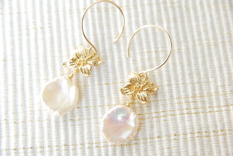 Keshi pearl and flower charm earrings 14kgf - ต่างหู - เครื่องเพชรพลอย ขาว