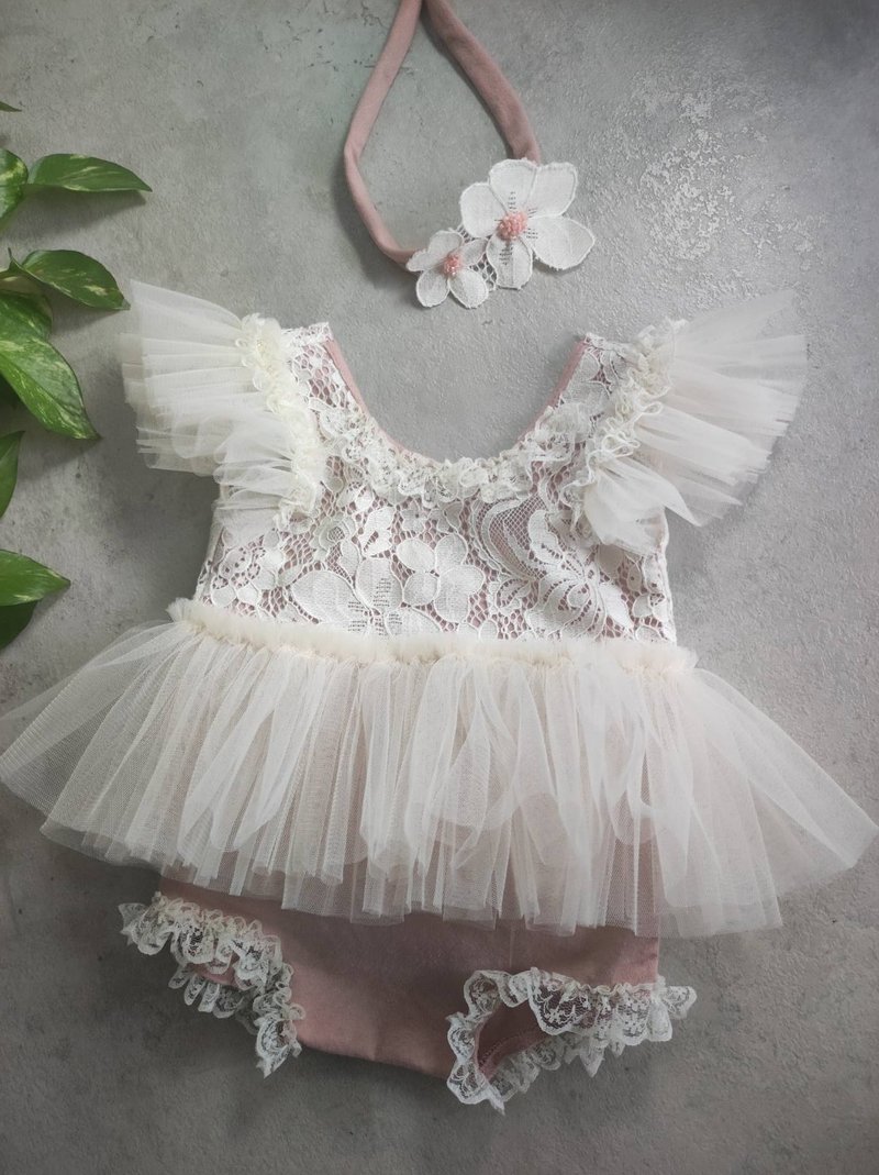 Lace bodysuit for a newborn girl's first photoshoot - 嬰兒手鍊/飾品 - 其他材質 多色