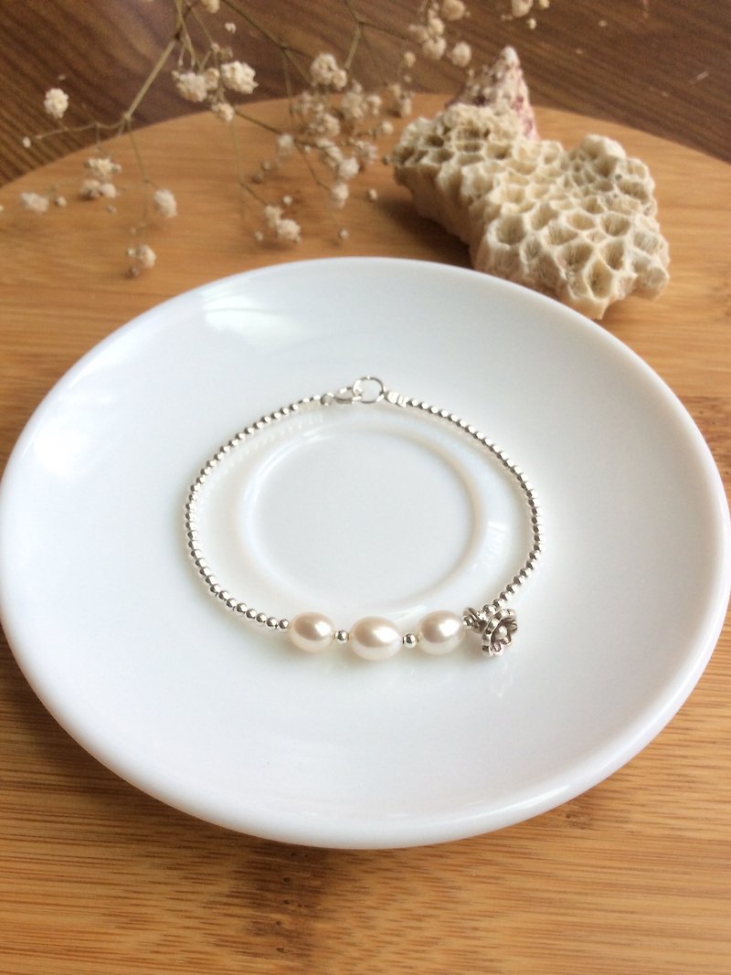 Ops Pearl silver bracelet- 珍珠/純銀/經典/手工手鍊/禮物/夢幻 - 手鍊/手環 - 其他金屬 白色