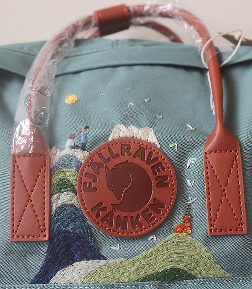 狐狸森林/Kuanai Hui 魟魚、人與白鯨、山海景 kanken霜綠皮把--手工刺繡訂製