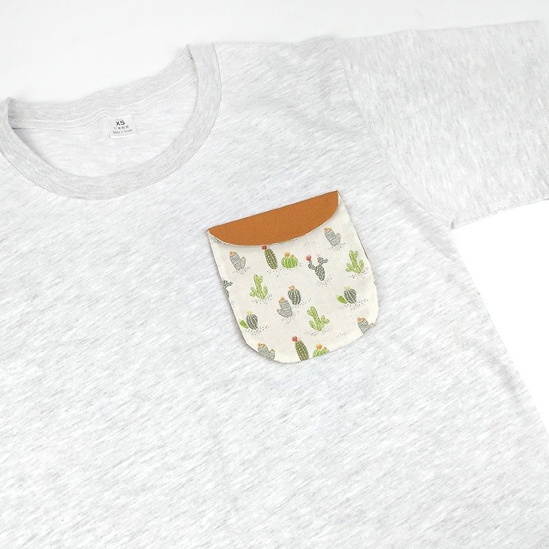 Calf Village Calf Village Men's and Women's Neutral Cotton Short Sleeve T-Shirt T-shirt Multipurpose Portfolio Pocket Illustration {Fresh Chrysanthemum} White / Light Gray [T-29] - เสื้อฮู้ด - ผ้าฝ้าย/ผ้าลินิน สีเทา