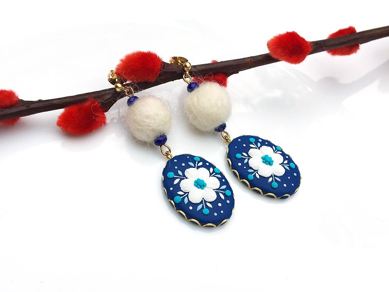 Polymer clay Jewlery of handmade earrings - Royalblue White flower  | FIFI CLAY - ต่างหู - ดินเหนียว สีน้ำเงิน