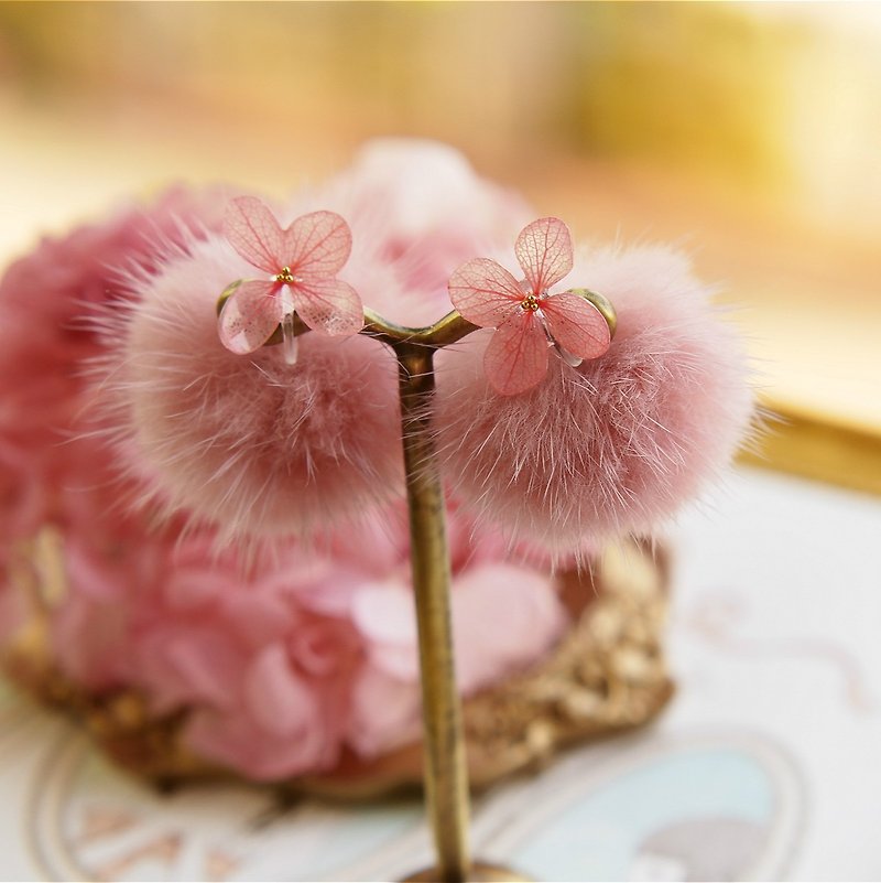 [Autumn and winter new fashion] Hydrangea × fur ball warm rubber powder mink fur ball short 925 earrings ear clip - Earrings & Clip-ons - Plants & Flowers Pink